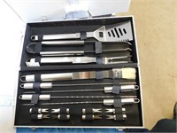 BBQ SET IN METAL CASE