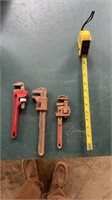 Pipe wrenches