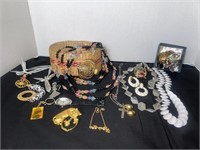 Lot of vintage jewelry and random miss