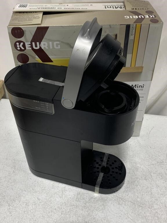 KEURIG KMINI SINGLE SERVE COFFEE MAKER USED