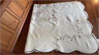 Newer king size quilt coverlet w scalloped edge