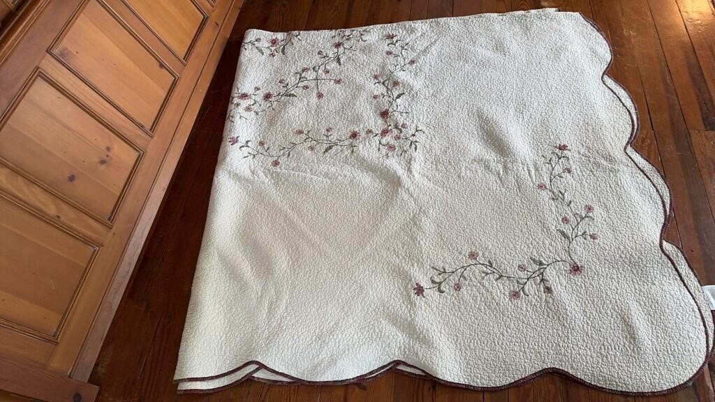 Newer king size quilt coverlet w scalloped edge