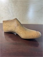 Wooden shoe form