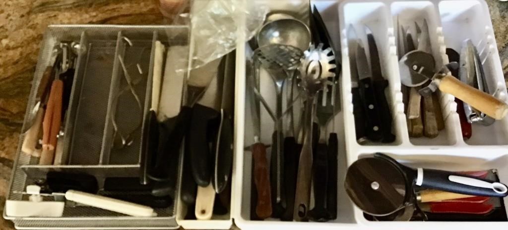 LOT OF KITCHEN UTENSILS