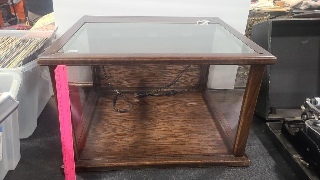 CONTEMPORARY LIGHTED DISPLAY CASE W/ KEY