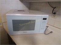 Almost new 1100W Panasonic microwave