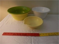 Group of 4-plastic bowls-includes 2 batter bowls