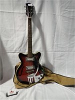 UNMARKED ELECTRIC GUITAR W/ CARRY BAG