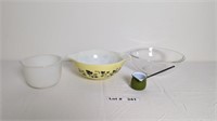 VINTAGE MIXING BOWLS AND VINTAGE GREEN ENAMEL BUTT