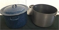 9.5 x 6.75 and 9.5 x 6.5-in cooking pots