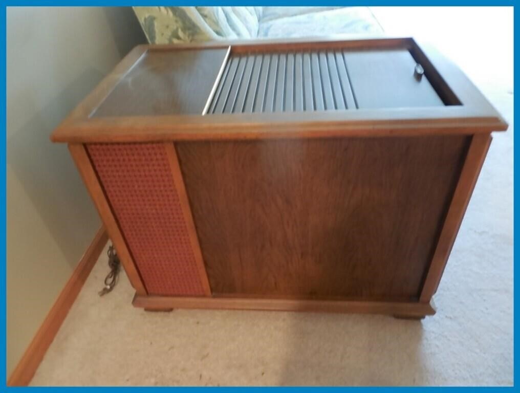 ANTIQUE RECORD PLAYER AND RADIO