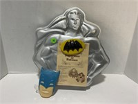 Superman or Batman cake mold