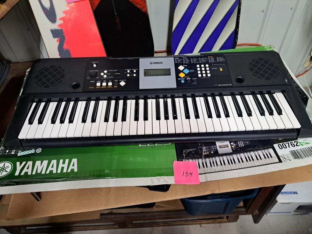 Yamaha psr-e223 digital keyboard