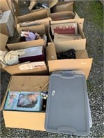 Large lot with miscellaneous items: dolls with acc