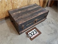 wood & metal trunk 35w 20d 14h no key
