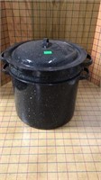 Enamle cooker with strainer