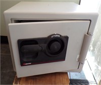 SENTRY TABLETOP SAFE W/COMBINATION