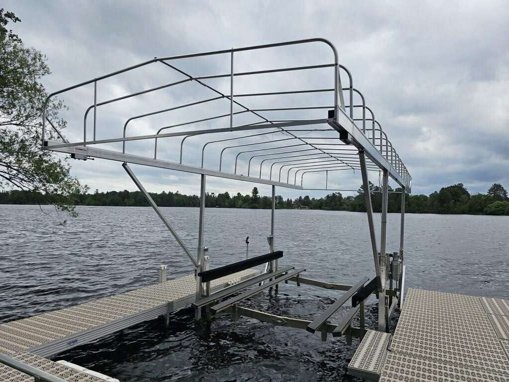 Max boat lift, Blue Tooth capable motor...