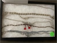 6 FASHION NECKLACES IN DISPLAY BOX