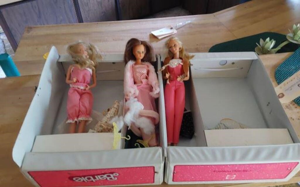 3 BARBIES AND CASE