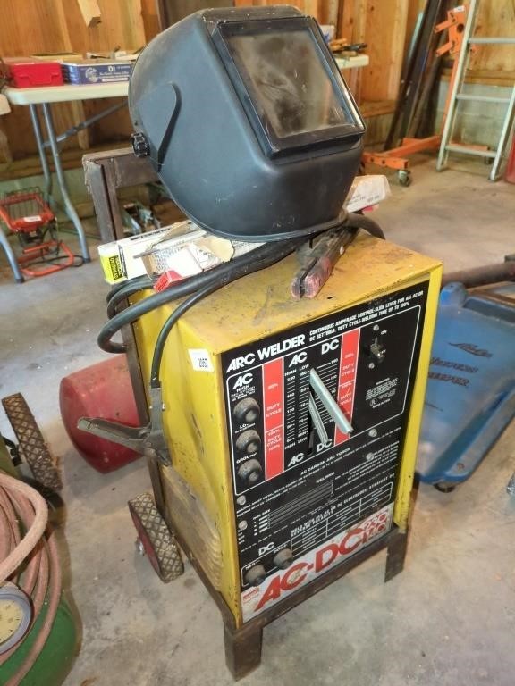 Power Kraft Arc Welder - AC-DC 230/140 on wheels