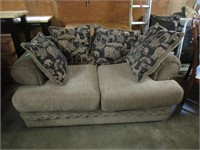 Tan/brown loveseat with 4 pillows