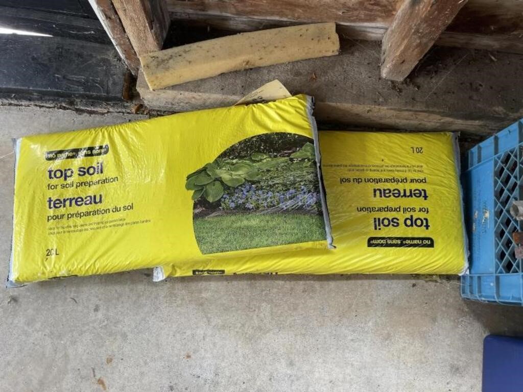 Two bags of 20L top soil