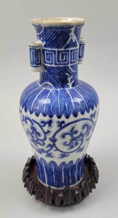 Antique Qing Chinese Porcelain Blue & White Vase.