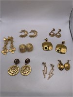 GOLDEN PIERCED EARRING LOT OF 8