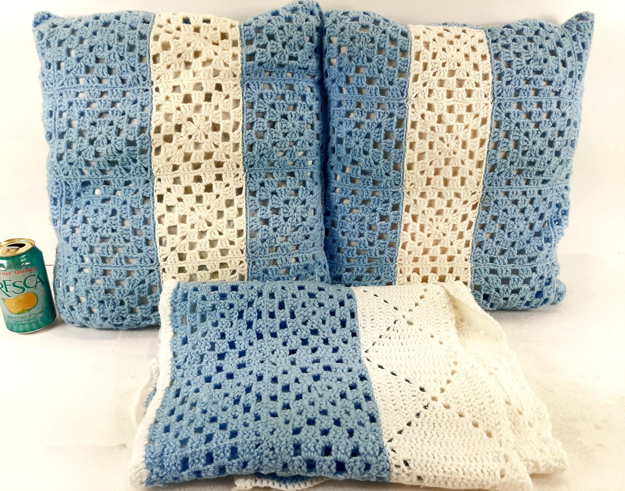 2 coussins 15"x15" + Jeté 72"x16" fait au tricot