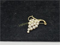 14K YELLOW GOLD PEARL GRAPES ON A VINE BROOCH