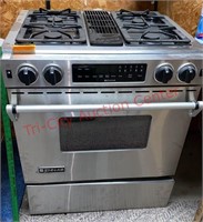 Built in Jenn-Air Gas Stove w/ convection oven