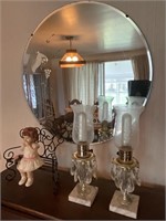 Round mirror, table lamps