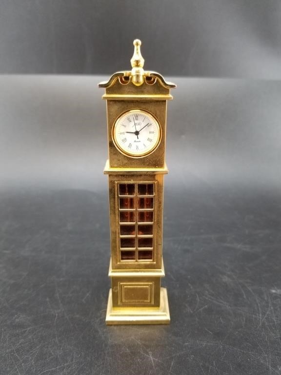 Miniature clock looks like grandfather clock, soli