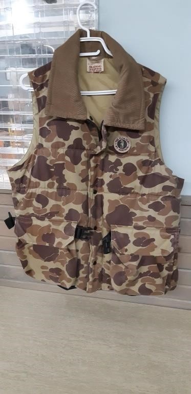 Floater by Mustang vest size Large