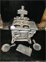 Queen miniature cast iron stove with skillets 6"