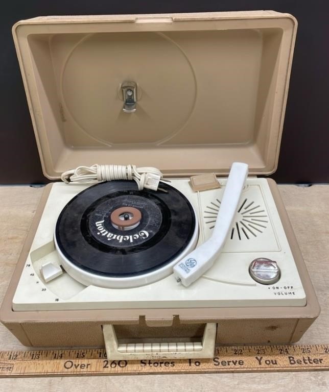 Vintage GE Portable Record Player (latch broken)