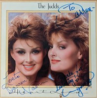 The Judds Heartland Signed Album. GFA Authenticate