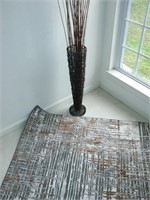 4x6 gray & tan area rug, 29" wicker floor vase
