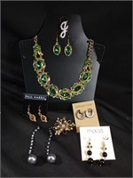 Great mixed lot of costume jewelry