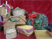 Lot of baskets and décor.
