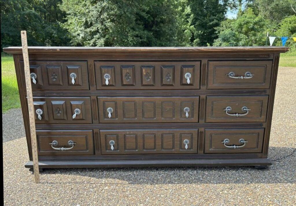 Nice Vintage 9-Drawer Dresser