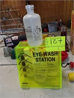 Eye Wash Station w/ (4) Eye Wash Bottles