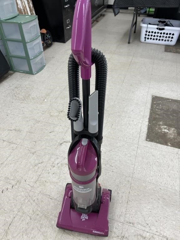 Dirt Devil Vacuum Cleaner (works)