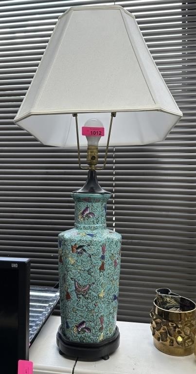 CHINESE GREEN FAMILLE PORCELAIN TABLE LAMP