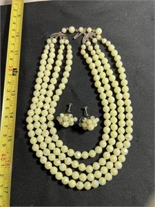 Vintage pale green 4 stran beaded l necklace and