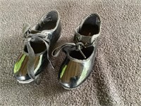 G) little girls size 10 tap shoes in very nice