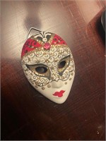 Mini masquerade face