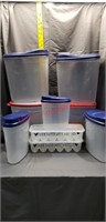 7 pieces food storage and 2 egg holders. (Lids