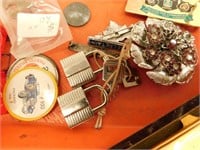 TRAY OF COLLECTIBLES, LADIES PURSE, BROACHES,